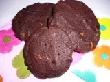 Chocolate cookies with semisweet chocolate, pecans and dried cherries of kortweg overheerljike chocoladekoekjes
