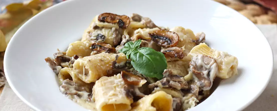 Romige pasta met champignons en room: een eenvoudig voorgerecht met authentieke smaak