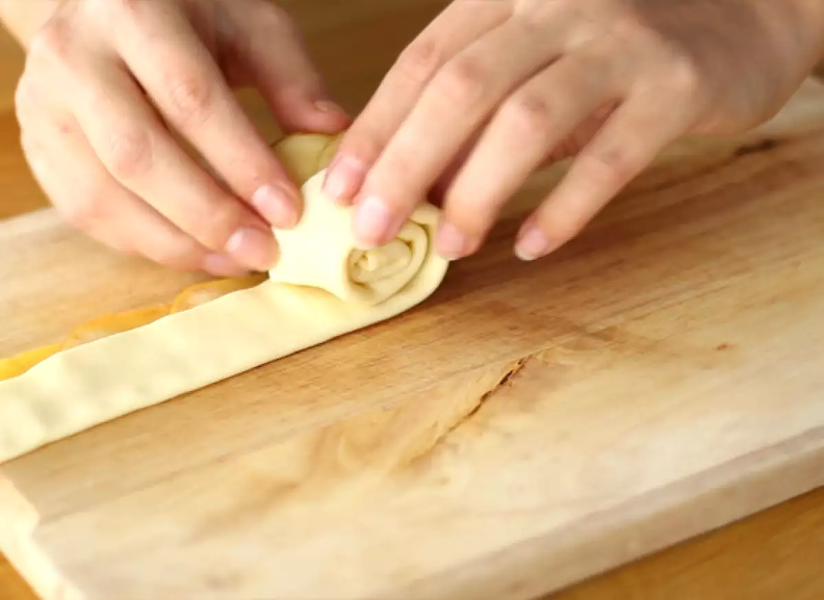 Stap 4: Vouw en rol om de roos te vormen