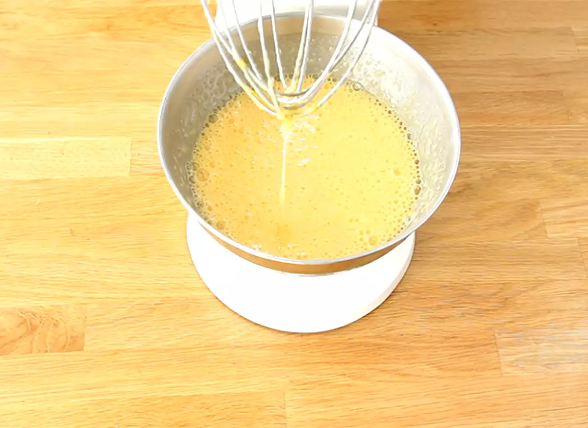 Stap 1: Klop de eieren en suiker los