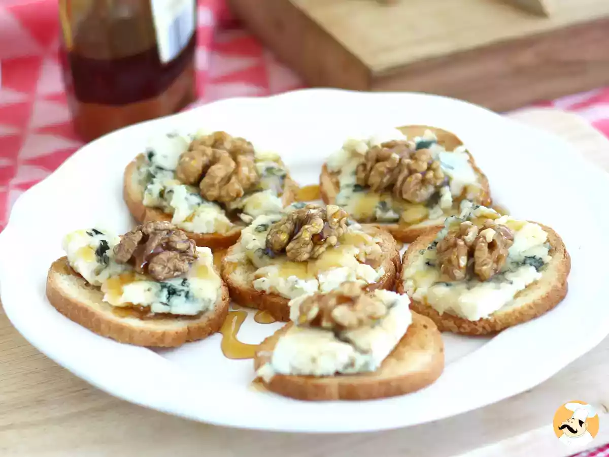 Toastjes met roquefort, walnoten en honing