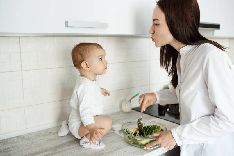 Aanvullende voeding moet precies met 6 maanden beginnen .