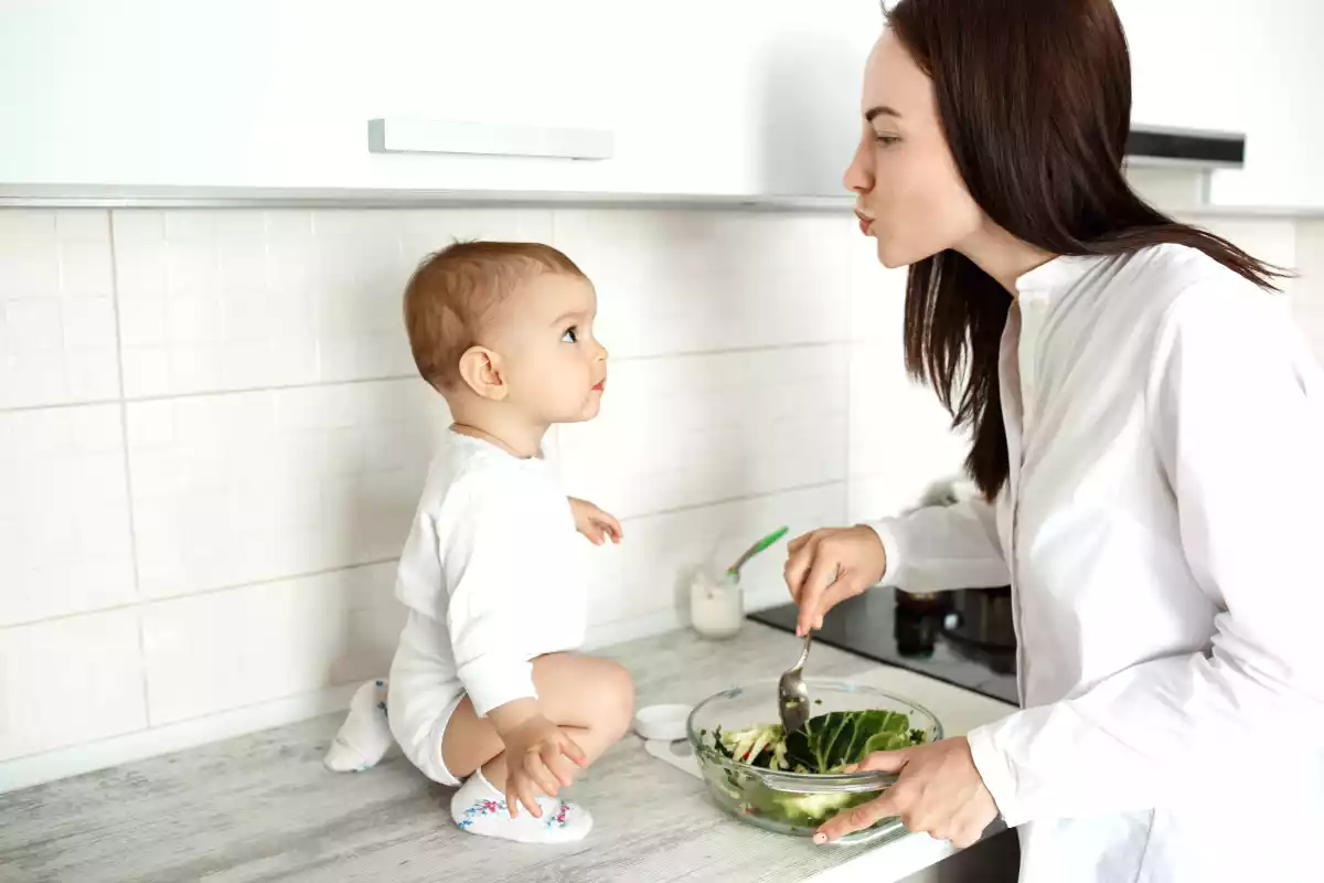 Aanvullende voeding moet precies met 6 maanden beginnen .