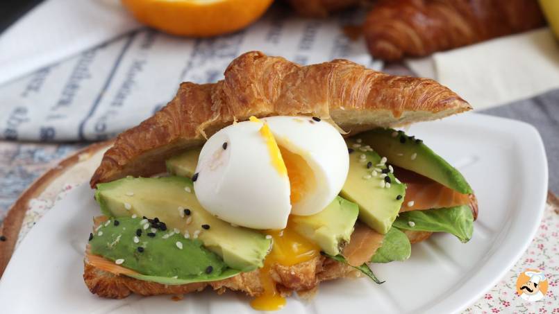 2. Croissant sandwich met avocado, zalm en ei