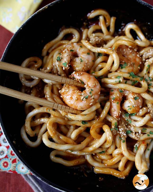 4. Udon met garnalen en pittige pindasaus