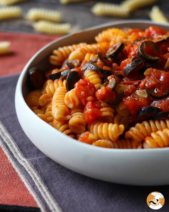 7. Fusilli met zwarte olijfsaus