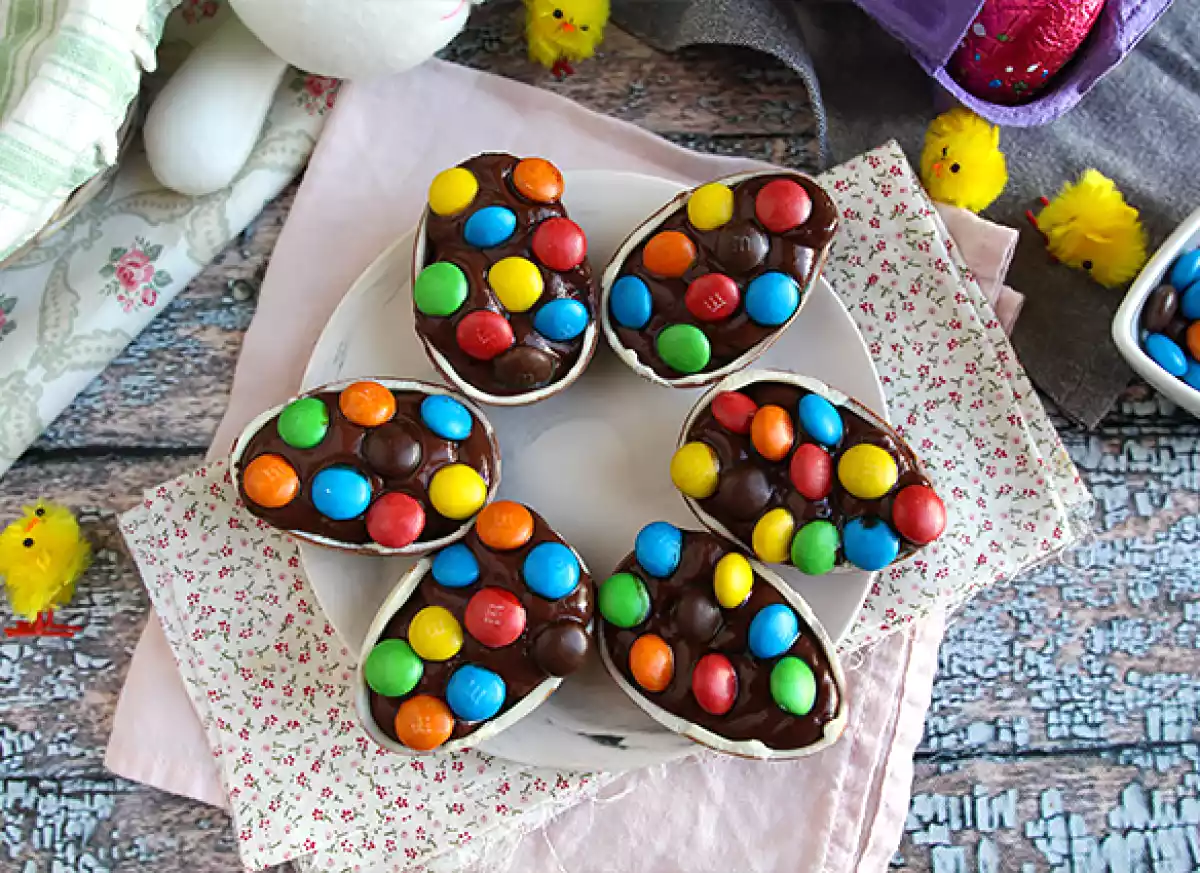 1. Paaseieren gevuld met chocoladecrème en m&m's