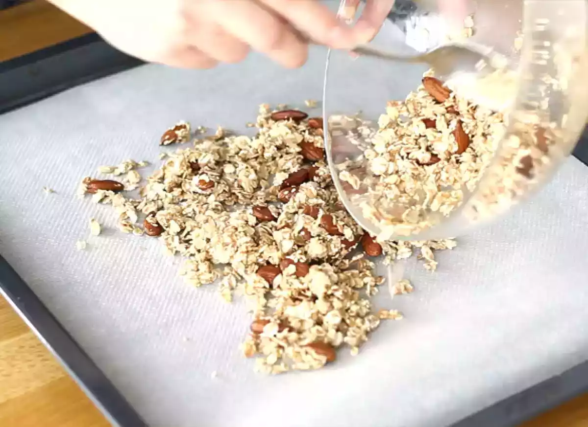3. Verdeel het mengsel over de bakplaat