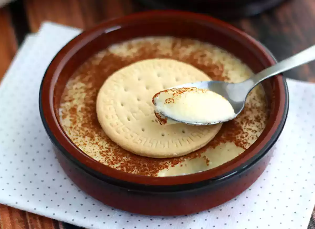 Traditionele zelfgemaakte custard met kaneel en citroen: de smaak van de kindertijd in een lepel