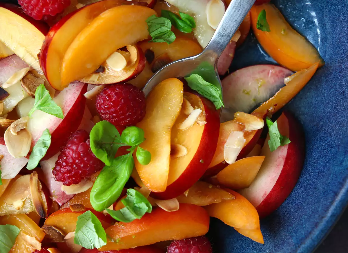 Onze perzik-, abrikozen- en frambozenfruitsalade