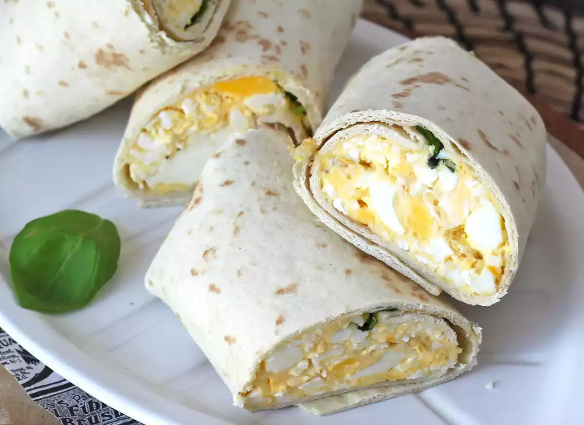 4. eiwit wrap met eieren en feta kaas