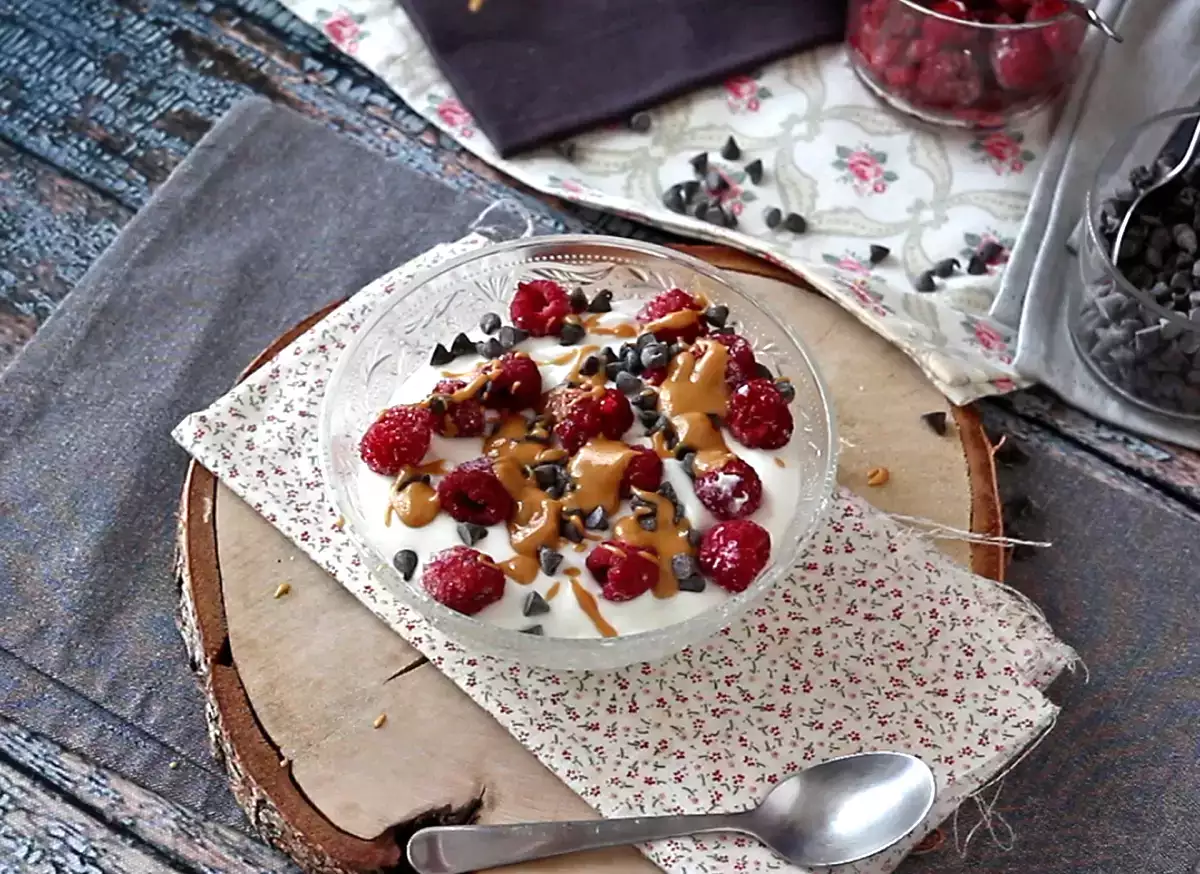 5. Skyr Bowl met rode vruchten, pindakaas en chocolade