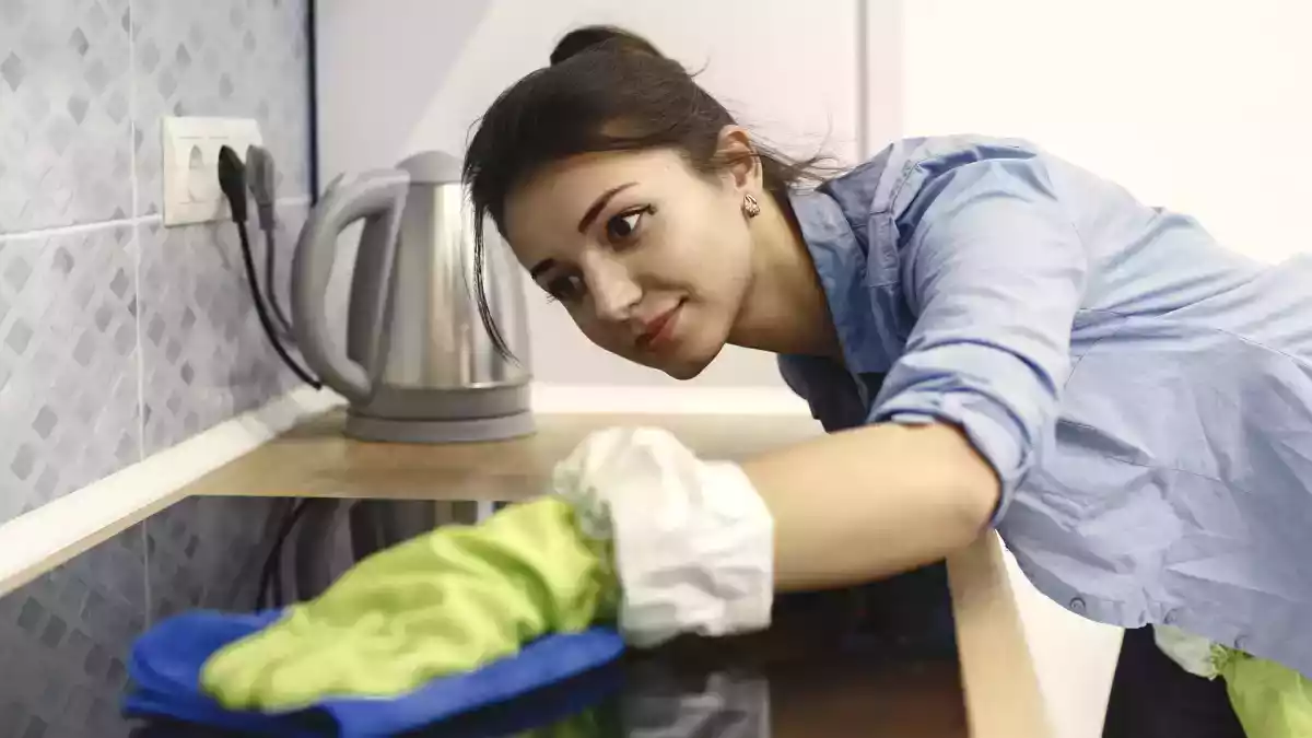 Waarom schimmel in je keuken verschijnt zonder dat je het doorhebt en wat je kunt doen om het te voorkomen voordat het een probleem wordt.