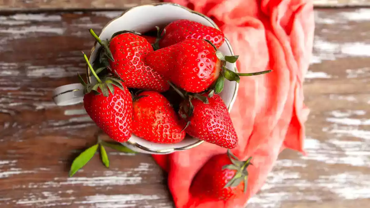 Hoe je zeer rijpe aardbeien kunt gebruiken in eenvoudige, zelfgemaakte desserts