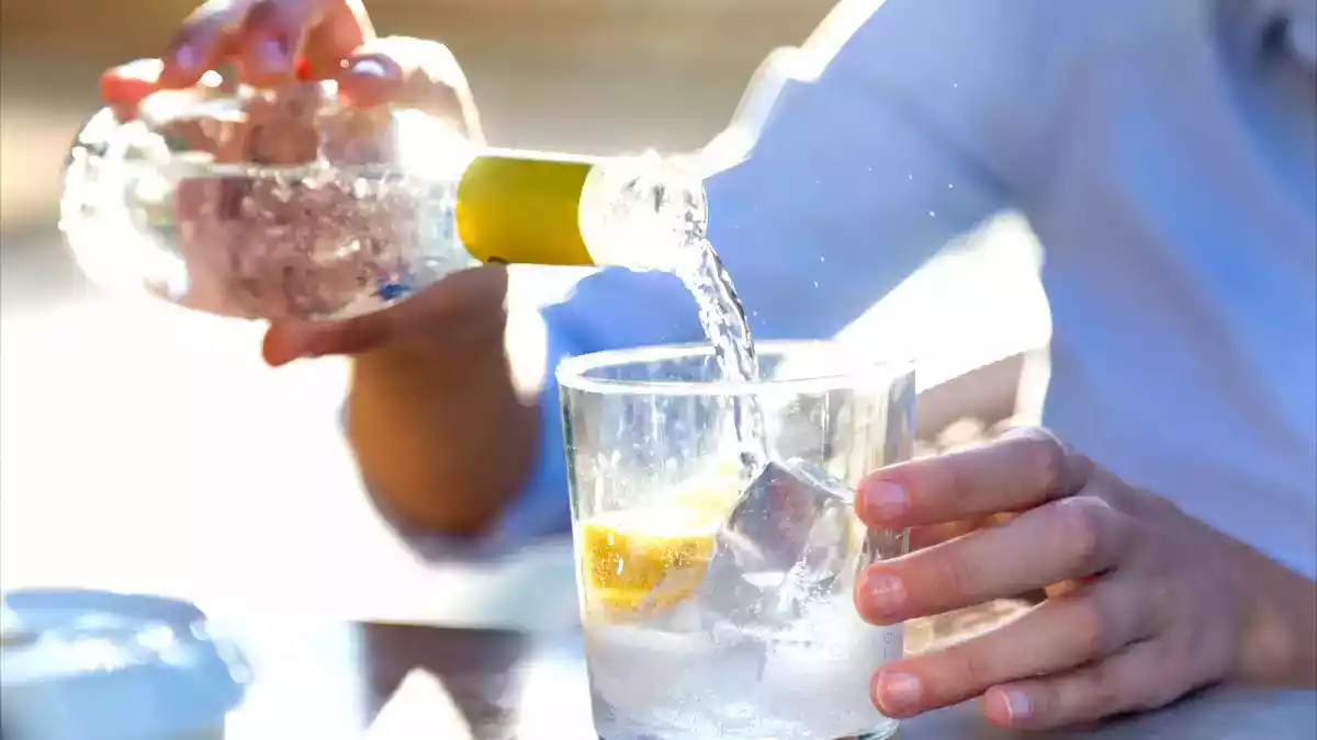 Is bruiswater slecht voor je? Ontdek de mythes en waarheden over dit populaire drankje!