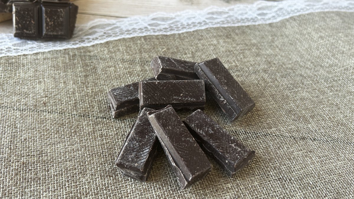 Waarom wordt chocolade wit in de koelkast?