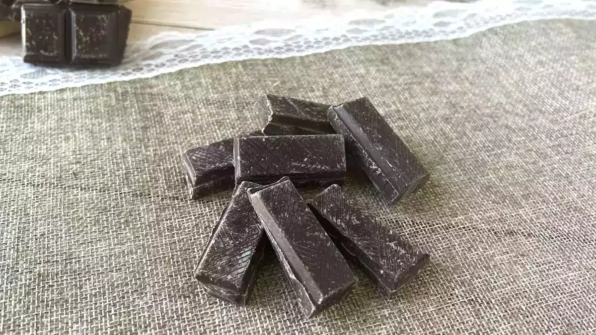 Waarom wordt chocolade wit in de koelkast?