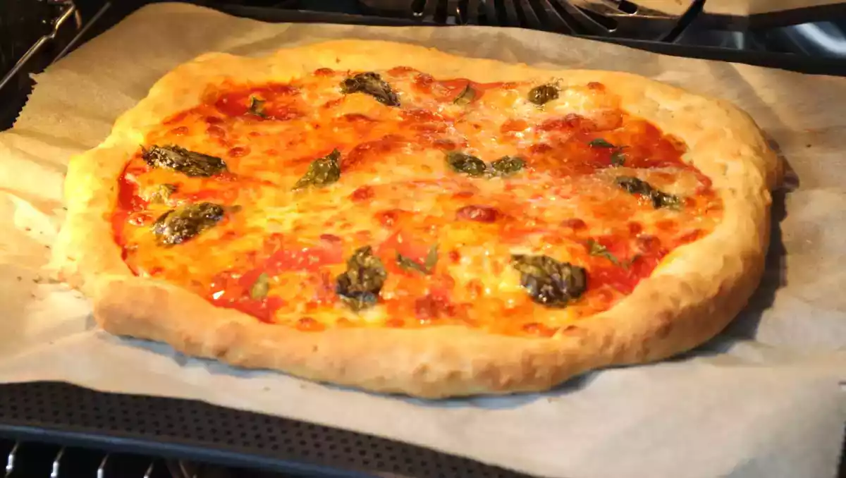 Koude pizza? De trucs om hem thuis goed op te warmen!