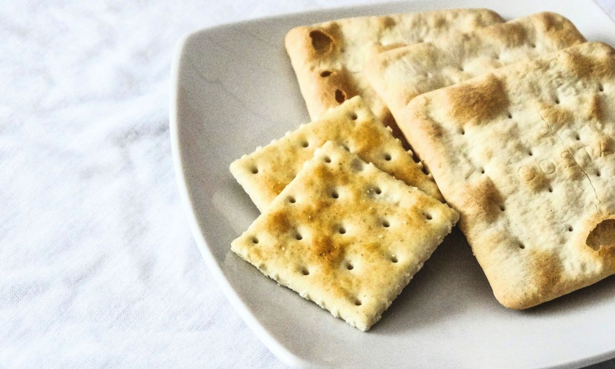 Waarom hebben crackers gaten? De echte reden onthuld