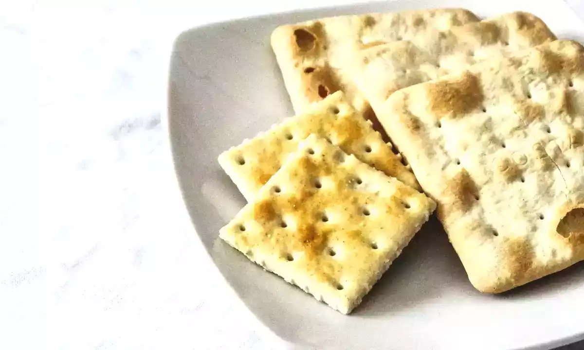 Waarom hebben crackers gaten? De echte reden onthuld