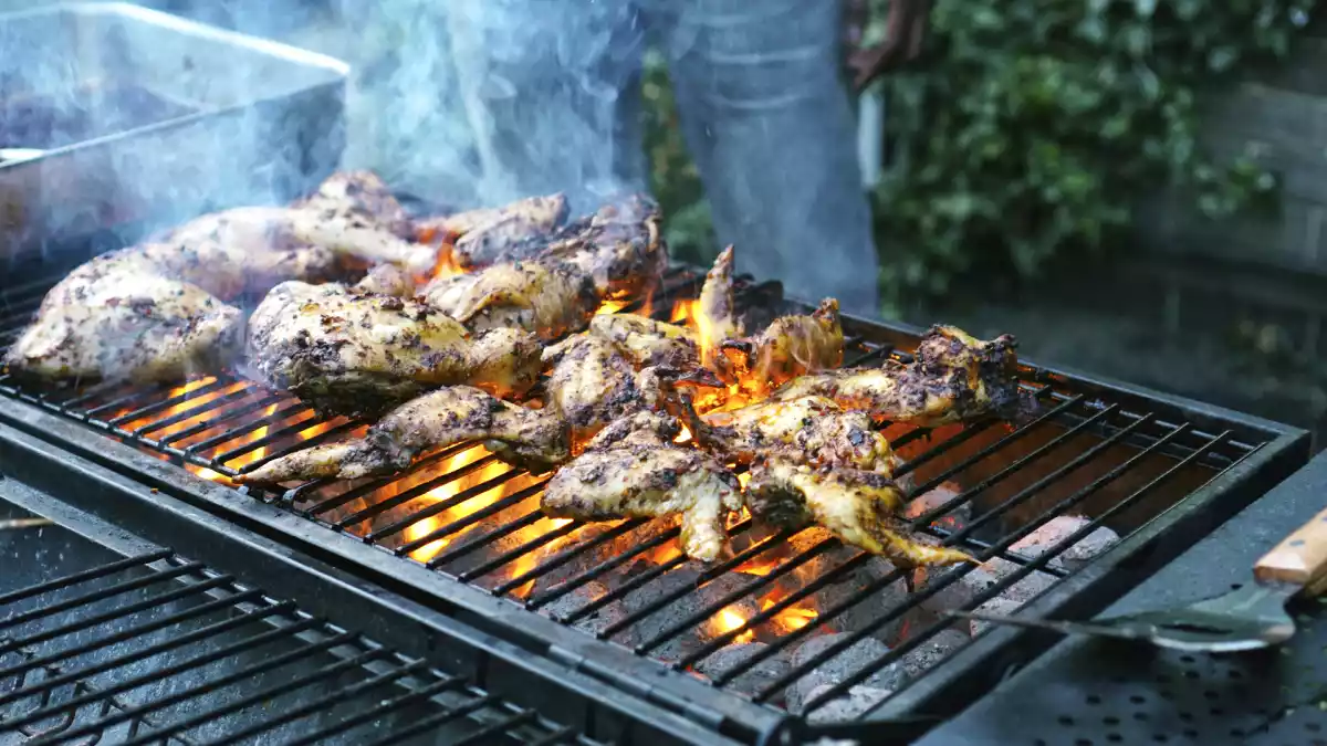 De truc met zout op de kolen die wordt gebruikt door ervaren grillers