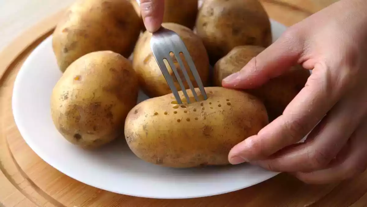 Moeten aardappelen echt geprikt worden voor het koken? We hebben het onderzocht!