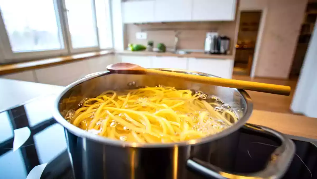Waarom een houten lepel boven de pastakoker echt werkt