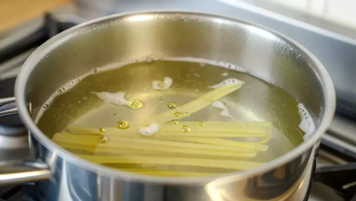 Waarom je geen olie in het pastawater moet doen