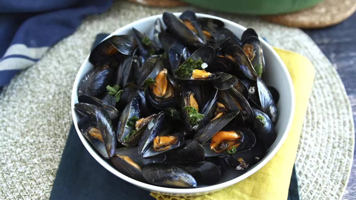 Mosselen thuis? Drie stappen om ze (goed) schoon te maken voordat je ze gaat koken