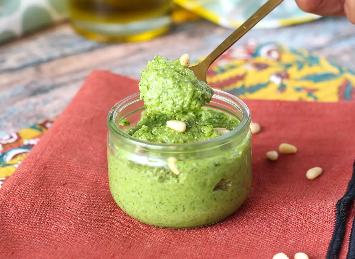 Waarom rucola basilicum kan onttronen in deze pesto (en je budget spaart!)