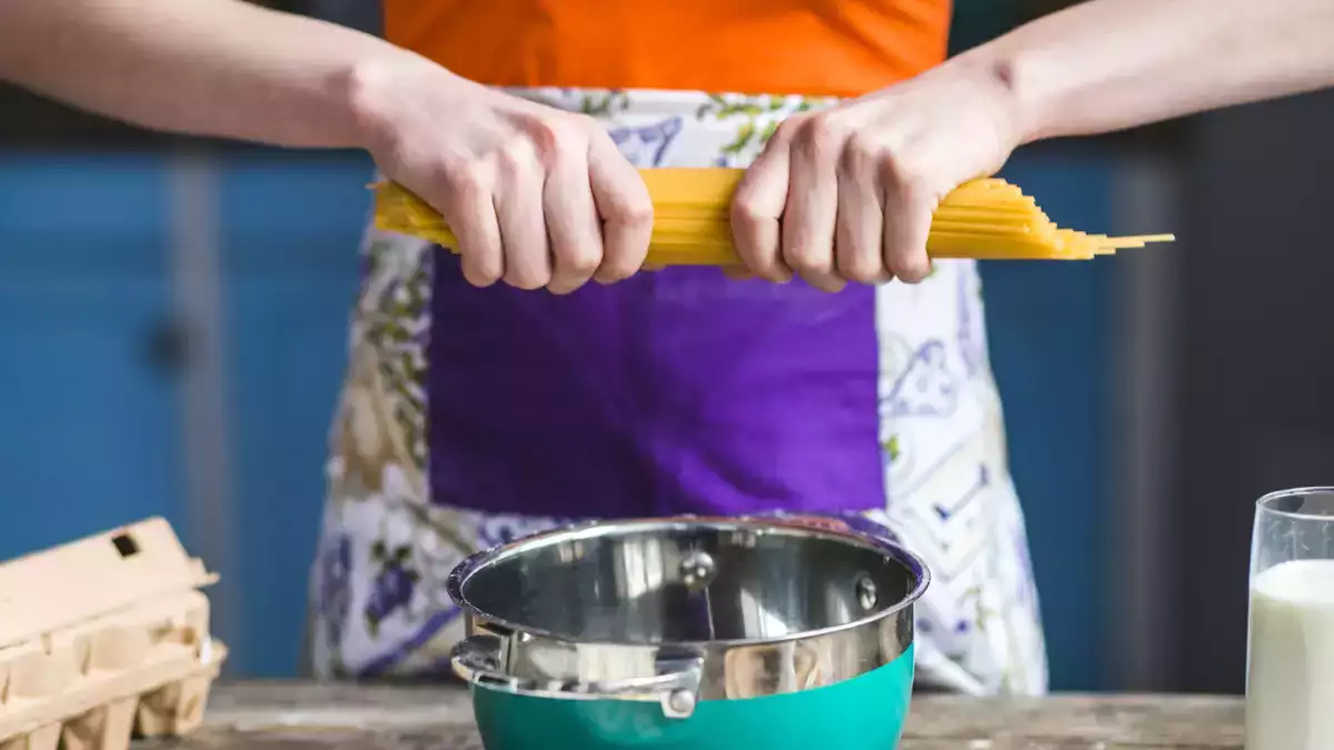 Dingen die we met pasta doen die een Italiaan aan het huilen zouden maken