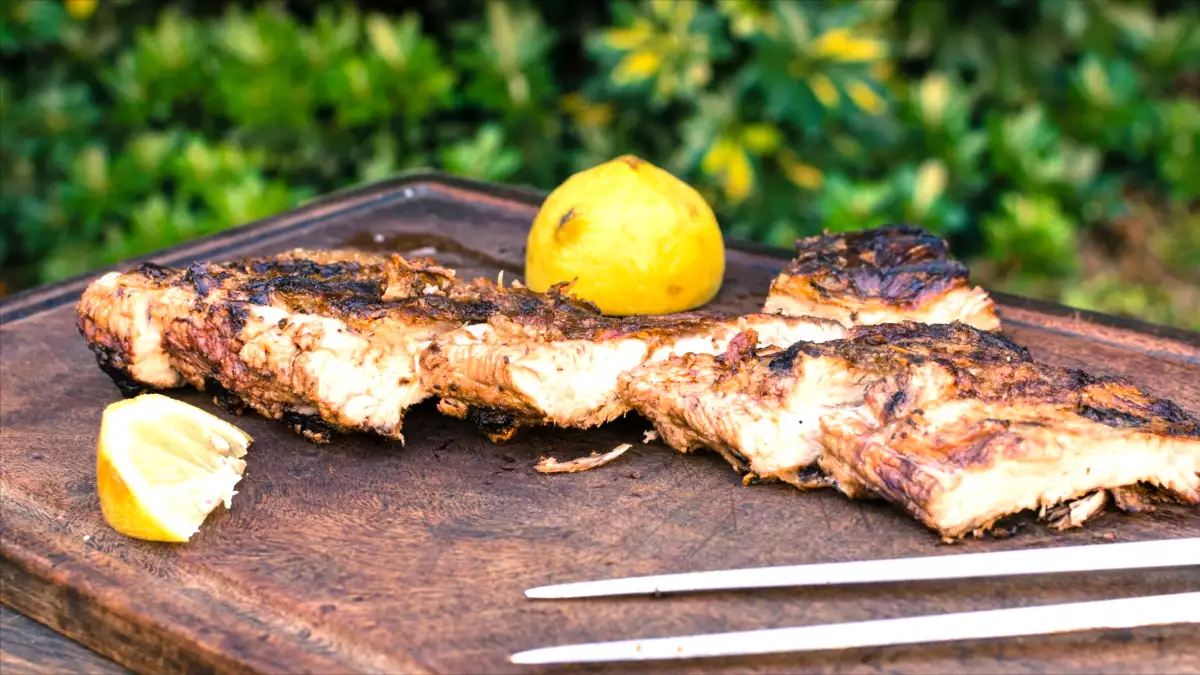 Barbecueën met muggen, nooit meer! Deze citroentruc is waterdicht en geeft smaak aan het vlees