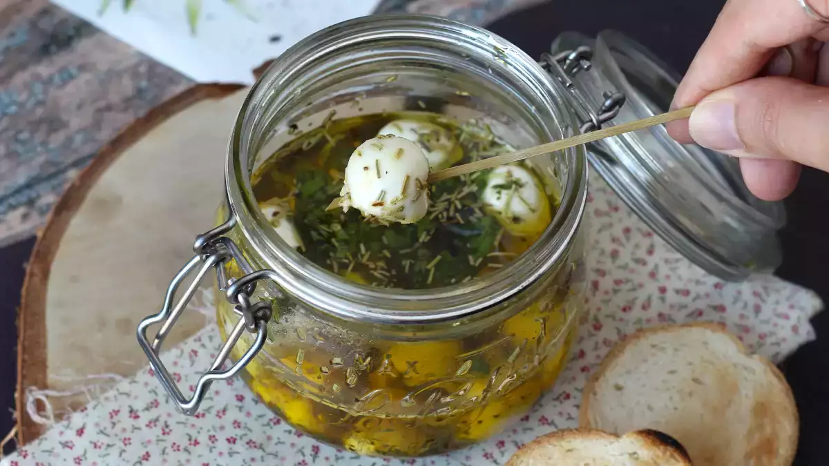 Deze gemarineerde mozzarella balletjes zijn pure verslaving (en zijn weg van tafel voordat je met je ogen knippert)