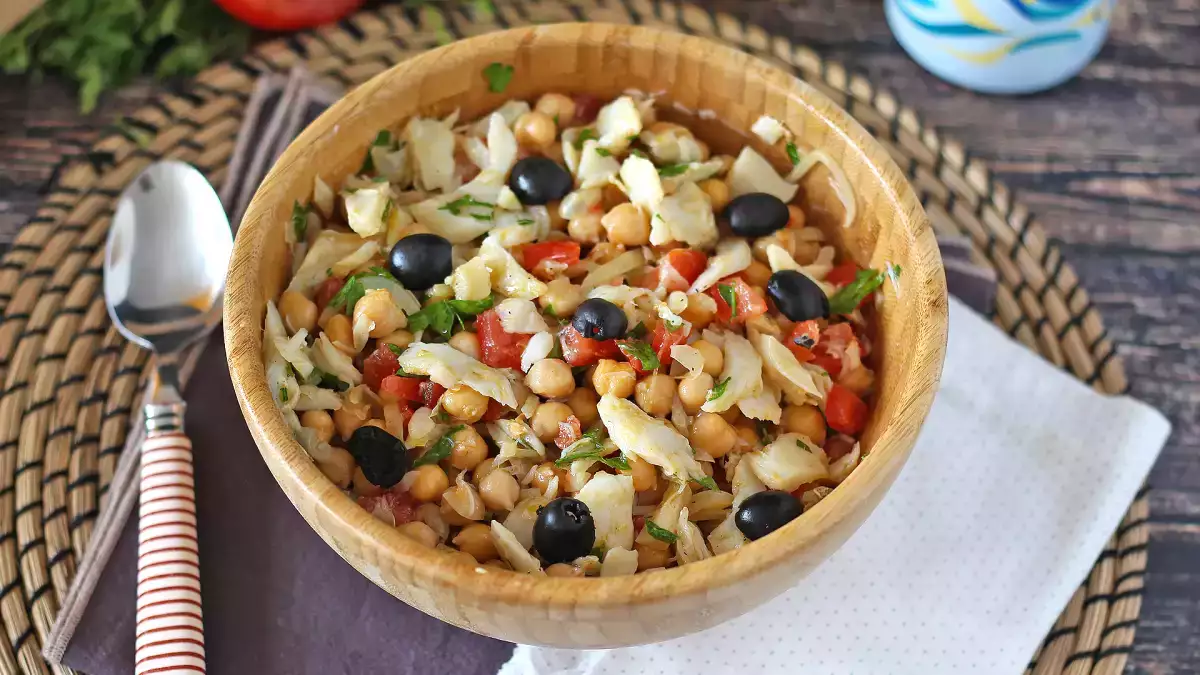Deze kikkererwtensalade is alles wat je nodig hebt op warme dagen: verfrissend, snel en super voedzaam