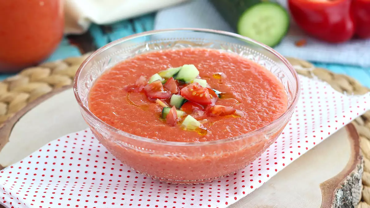 Als je in Spanje bent geweest, heb je het zeker geproefd: hier lees je hoe je thuis in 10 minuten echte gazpacho maakt!