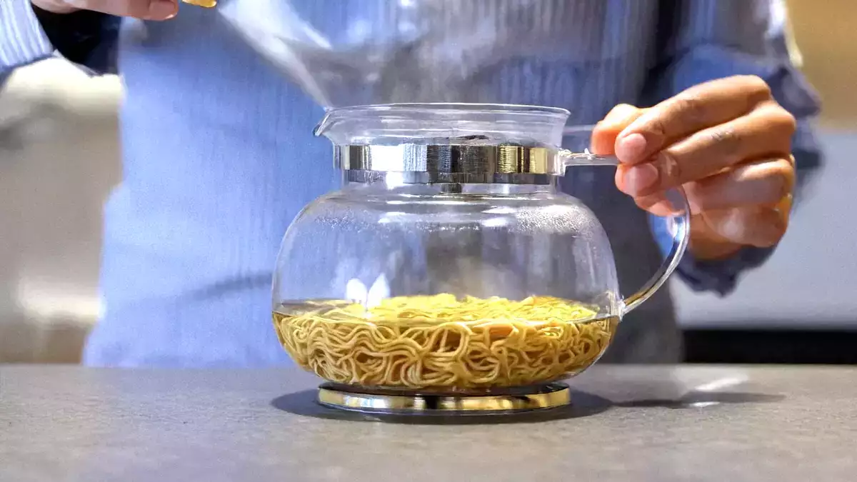 Deze truc om pasta te maken in de waterkoker werkt echt (en wil je zeker proberen)
