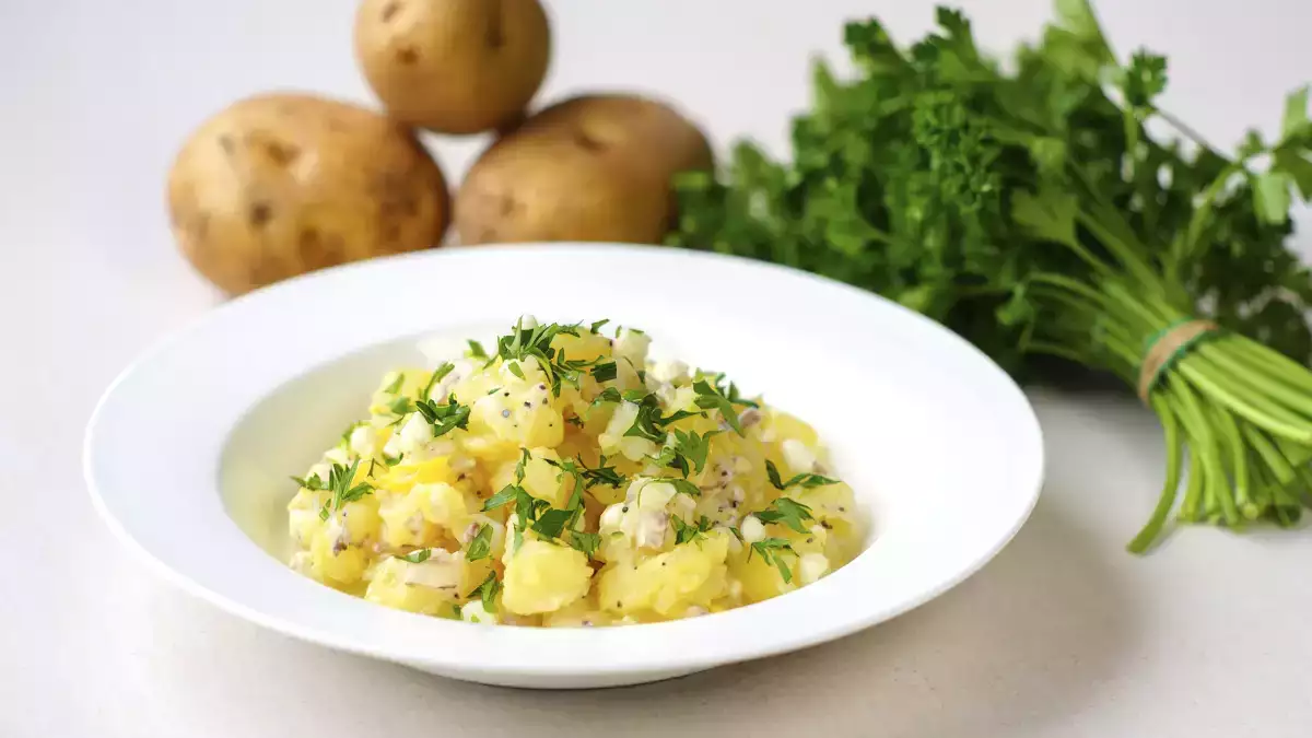 De perfecte aardappelsalade bestaat en wordt als volgt gemaakt