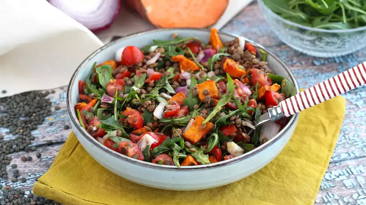 Deze linzensalade is een snelle en voedzame optie die je nieuwe favoriet zal worden.