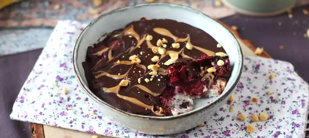 Overnight oats met rood fruit en chocolade: het gezonde ontbijt dat je 's ochtends als eerste nodig hebt