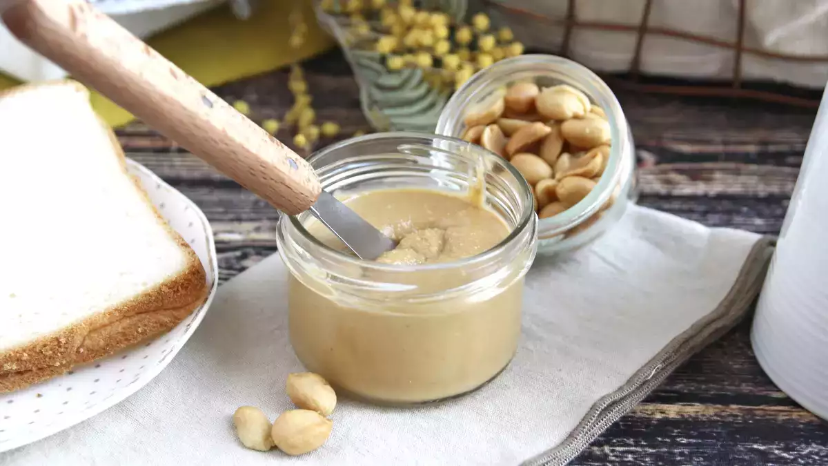 Hoe je zelfgemaakte pindakaas maakt met maar één ingrediënt (en de beste recepten om het te gebruiken).