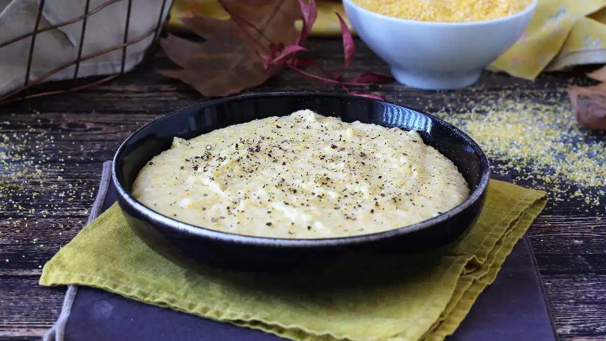 Het geheim van de perfecte romige polenta? Het is niet alleen water, maar een speciaal ingrediënt!