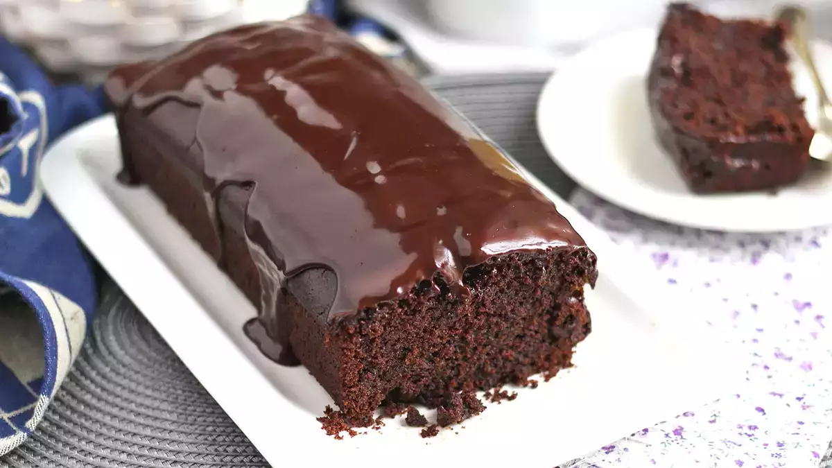 Je raadt nooit wat het geheime ingrediënt is in deze vochtige en luchtige chocoladecake.