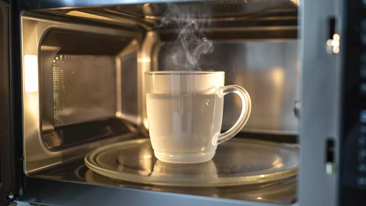 Waarom een glas water opwarmen in de magnetron gevaarlijker kan zijn dan je denkt