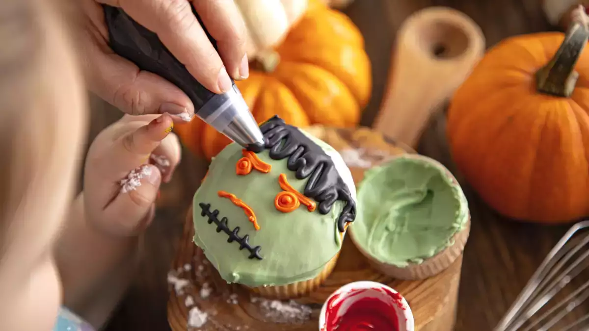 Vier kleurfouten in voedsel die verklaren waarom je halloween toetjes niet worden zoals je had gehoopt.