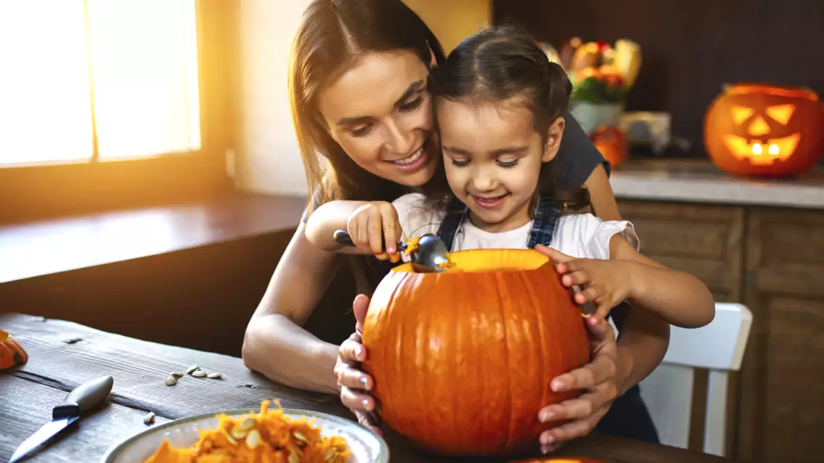 Hoe snij je thuis een pompoen en geniet je van het Halloween-ritueel zonder snijwonden of angst.