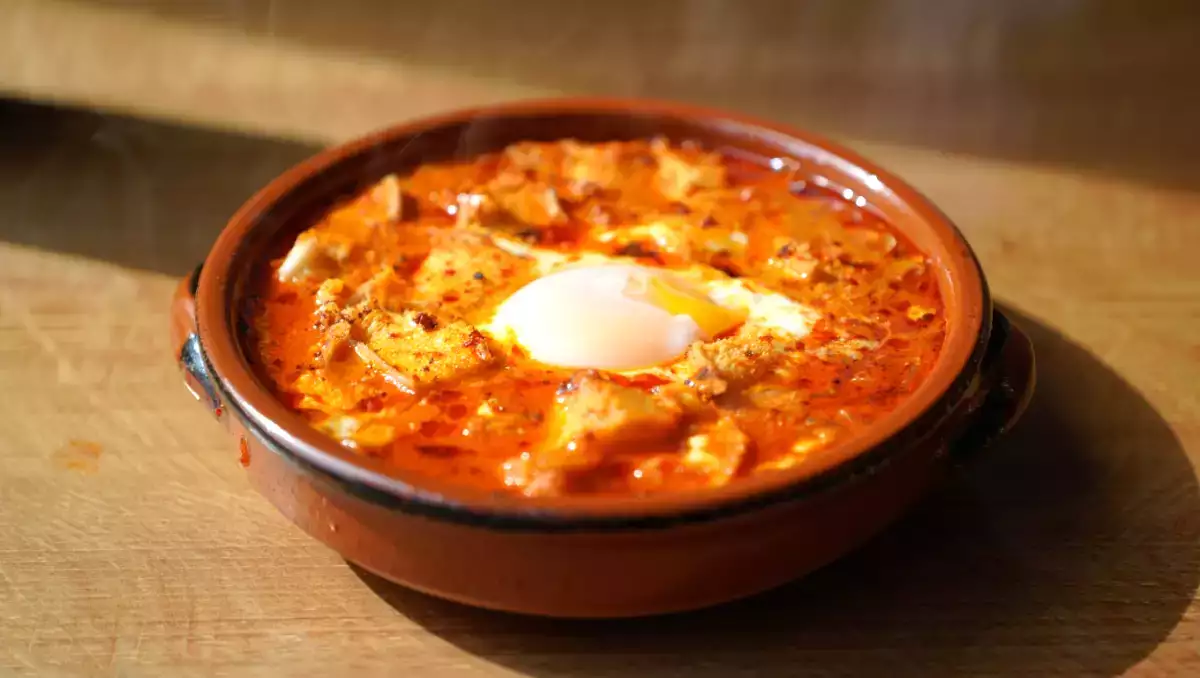 Knoflooksoep, het eenvoudige gerecht dat een symbool werd van de traditionele Spaanse keuken.