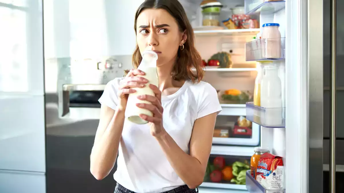 Koude melk uit de fles drinken: de gewoonte die het immuunsysteem verzwakt