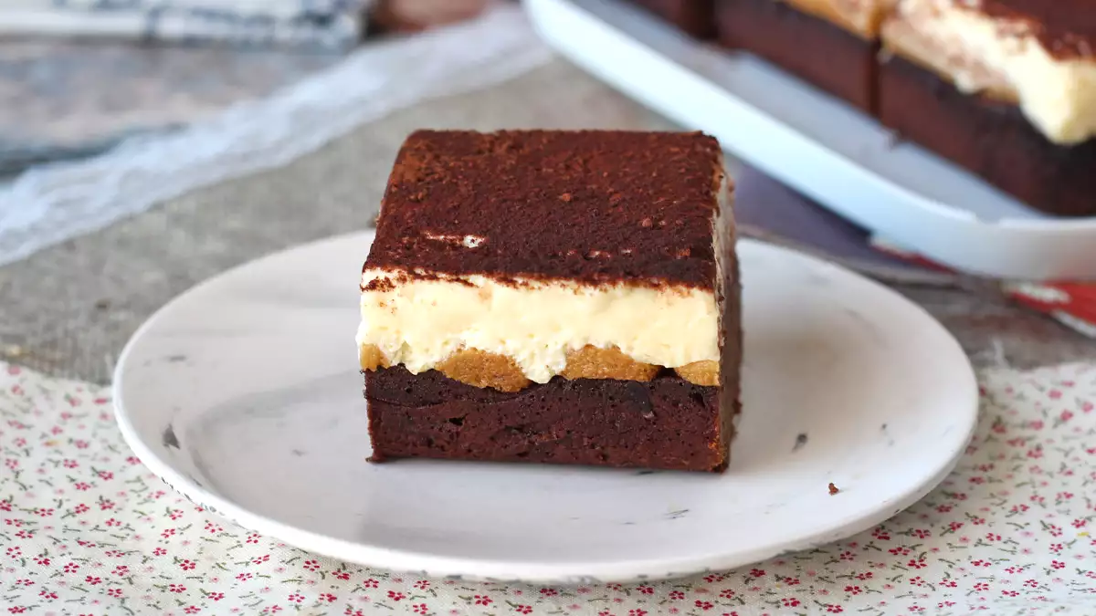 Nog steeds aan het kiezen tussen brownie en tiramisu? Dit dessert maakt een einde aan het dilemma met een onweerstaanbare combinatie