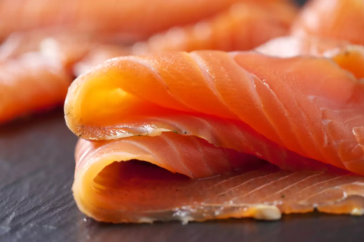 Gerookte zalm: valkuilen die je moet vermijden en richtlijnen om de juiste keuze te maken