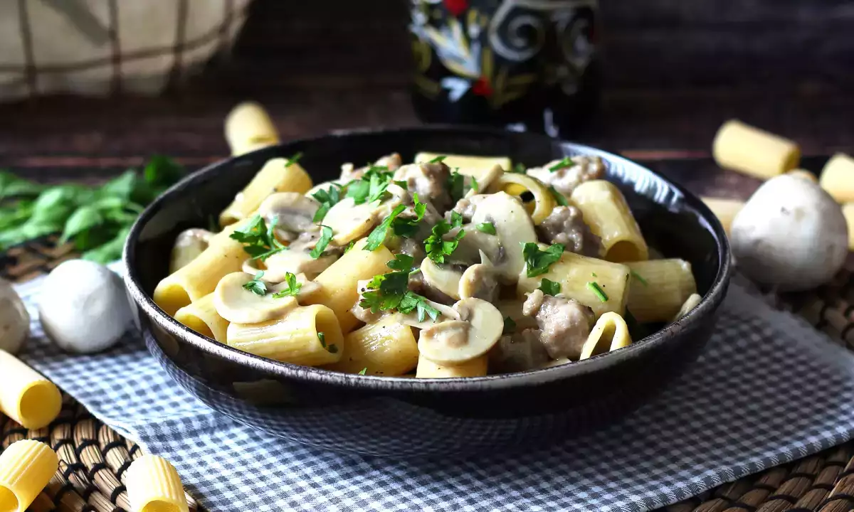 Pasta met champignons en worst: het geheim om het fluweelzacht te maken (en de truc om het niet te laten uitdrogen)